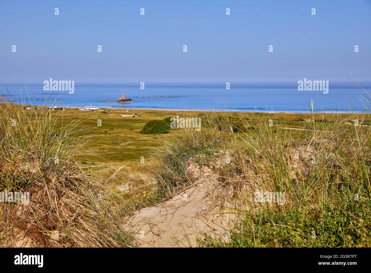 Image de la baie St Ouens depuis les dunes de sable avec la Tour Rocco et le ciel bleu. Mise au point sélective Banque D'Images