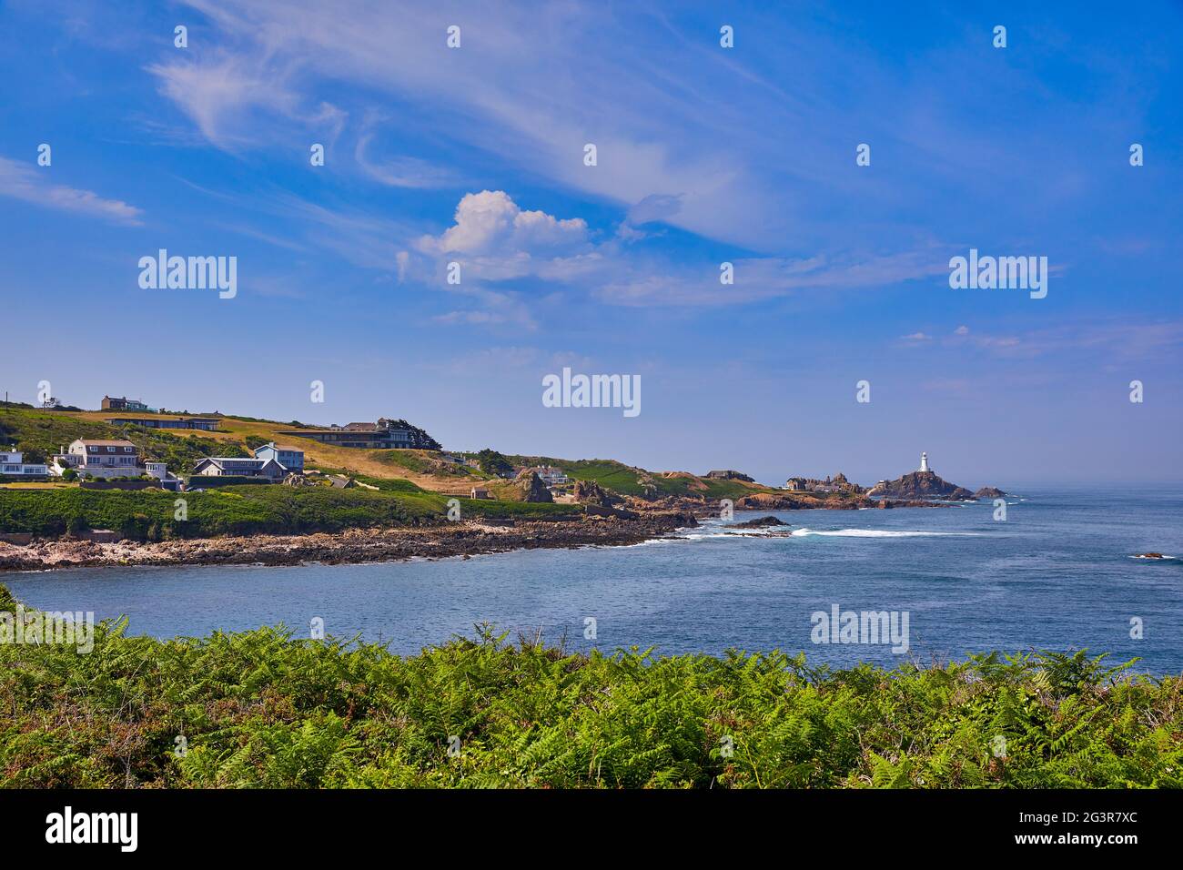 Image de la baie de petit Port avec le phare de Corbiere en arrière-plan. Jersey ci Banque D'Images