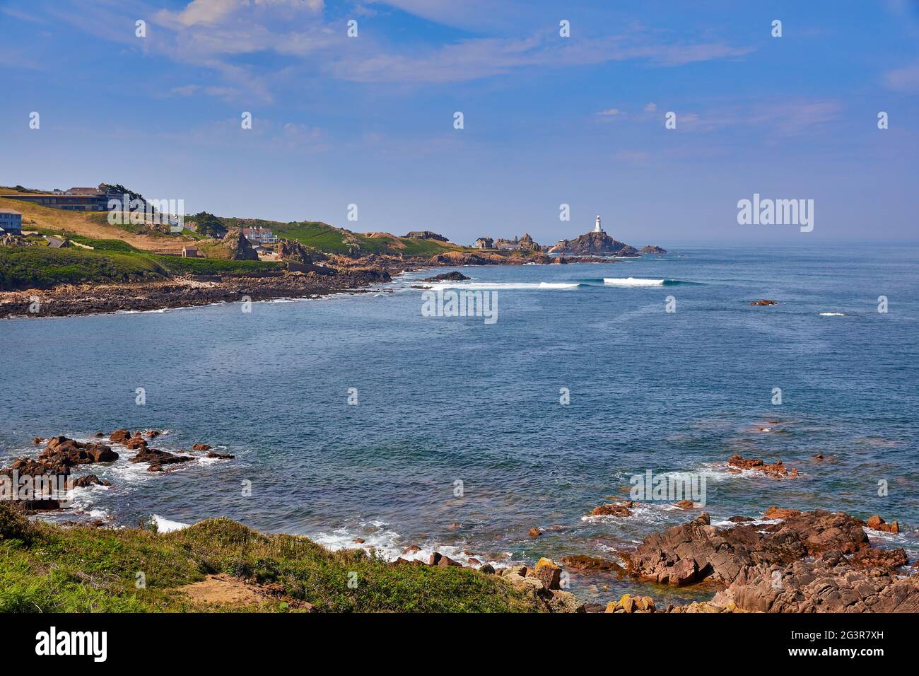 Image de la baie de petit Port avec le phare de Corbiere en arrière-plan. Jersey ci Banque D'Images