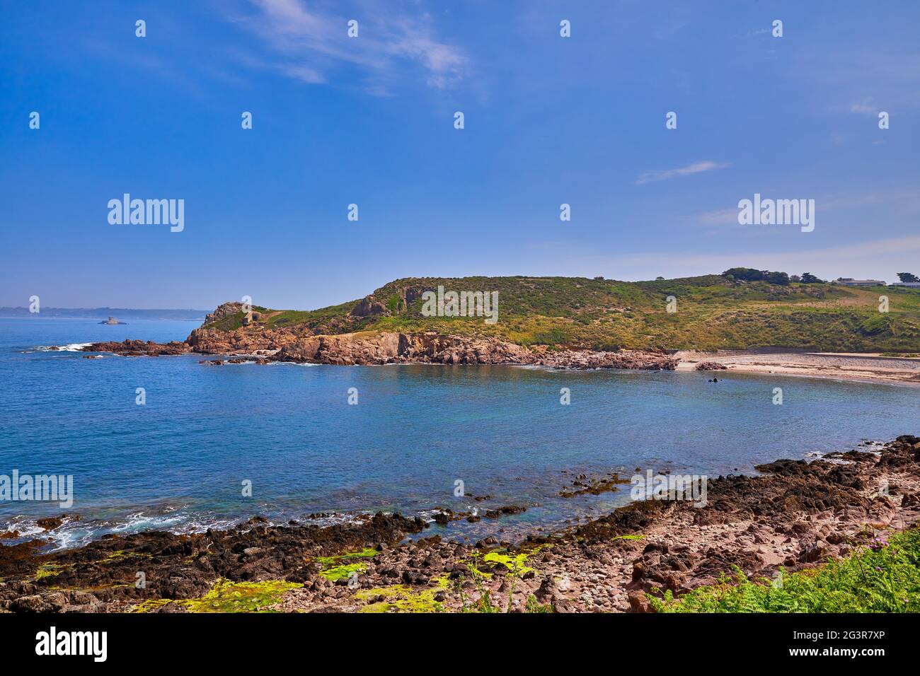 Image de petit Port, ci Jersey, avec la baie St Ouens et la tour Roco dans le sol arrière. Banque D'Images