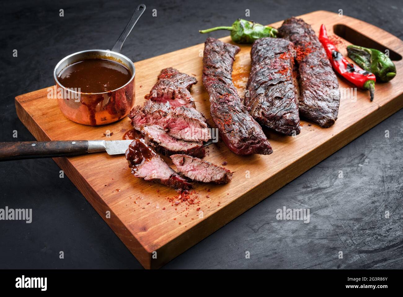 Barbecue Wagyu jupe steak de boeuf avec piment chaud et sauce barbecue aux  épices offert en gros plan sur le plan de conception en bois Photo Stock -  Alamy