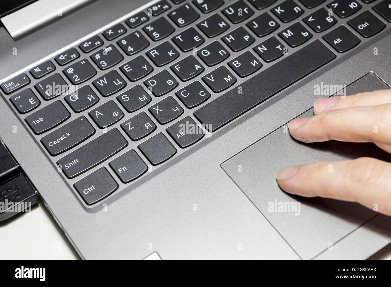 Clavier pour ordinateur portable argenté et pavé tactile avec doigts humains, vue rapprochée Banque D'Images