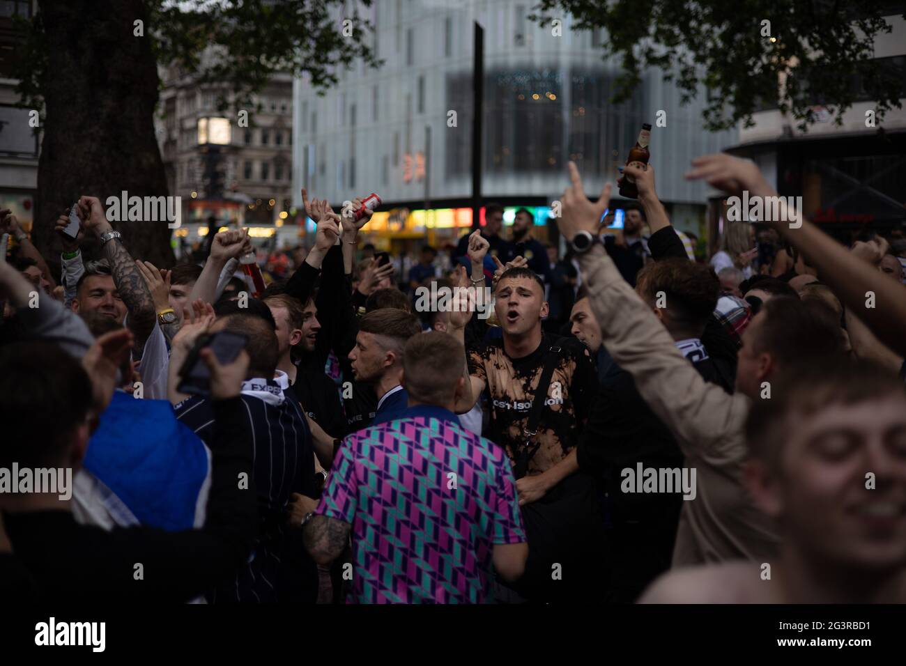 Londres, Royaume-Uni. 17 juin 2021. Les fans de football soutenant l'Ecosse rassemblement avant le match de football de l'UFEA vendredi. Credit: Yuen Ching ng/Alay Live News Banque D'Images