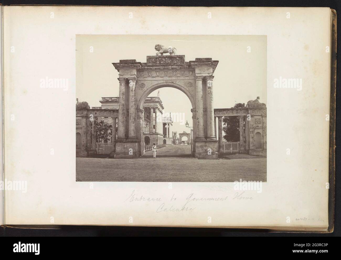 Porte d'entrée à la maison du gouvernement à Calcutta. Partie d'un album de voyage avec des enregistrements de visites en Inde, Allemagne, Suisse et France. Banque D'Images