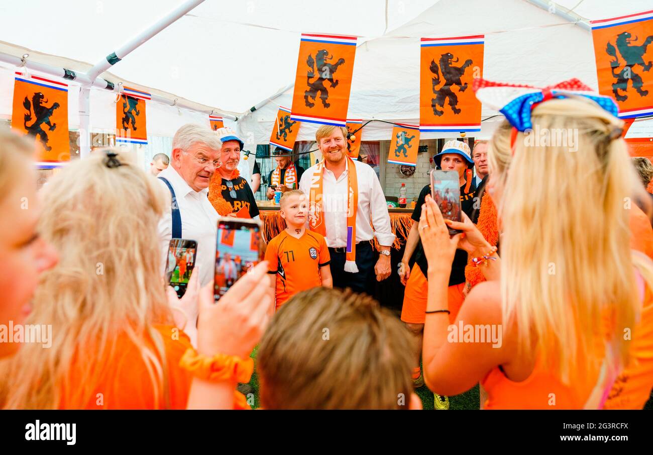 La Haye, Niederlande. 17 juin 2021. Le roi Willem-Alexander des pays-Bas au Marktweg à la Haye, le 17 juin 2021, pour visiter de Mooiste Oranjestraat van Nederland (le plus beau Oranjestraat des pays-Bas) qui a remporté le prix à la suite d'une campagne pour décorer les rues du Championnat européen de football Credit: Pool/ Marco de Swart/ Albert Nieboer/Netherlands OUT/point de vue OUT/dpa/Alay Live News Banque D'Images