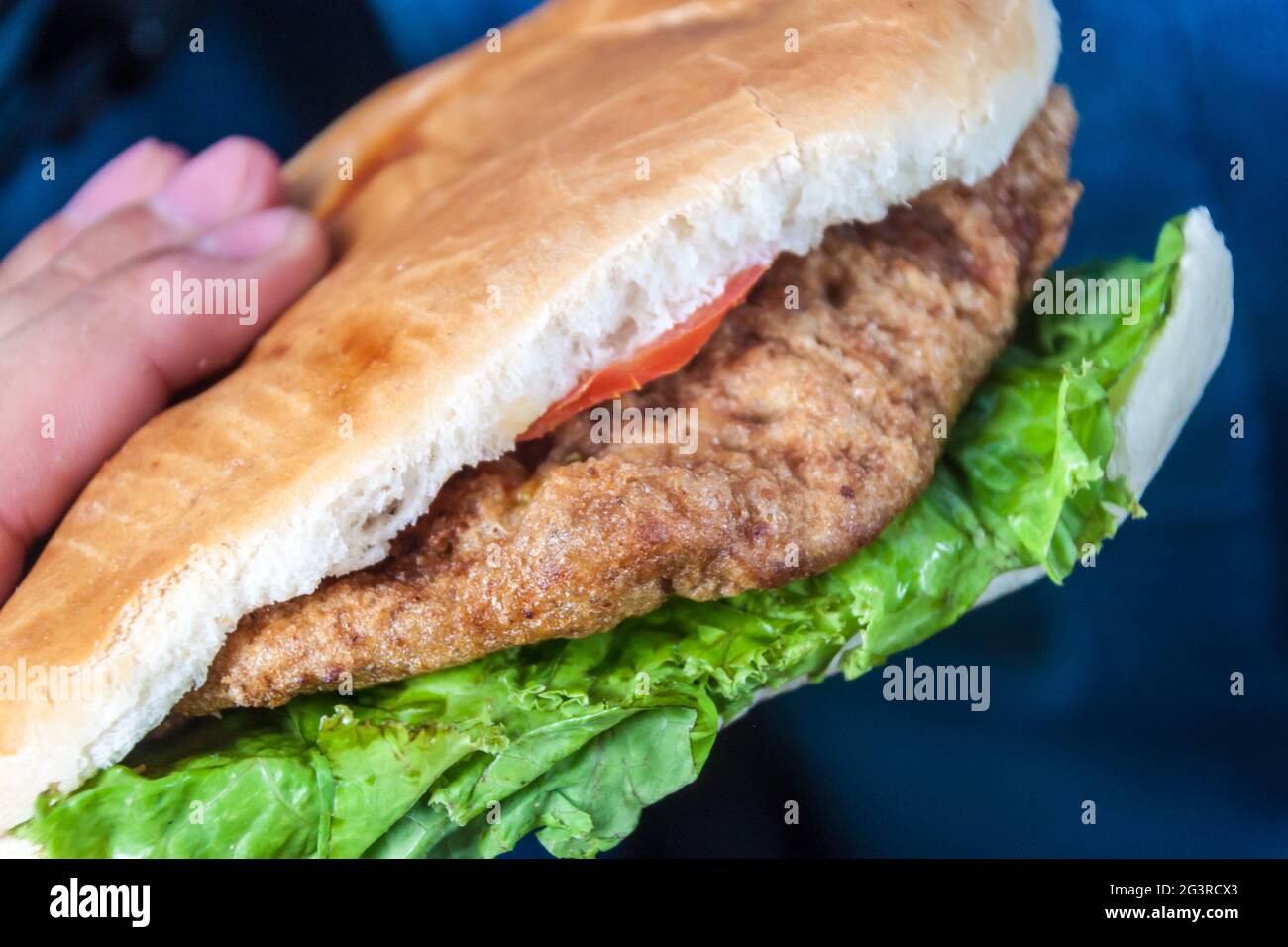 Sandwich avec de la viande panée appelée Milanesa, restauration rapide typique en Uruguay Banque D'Images