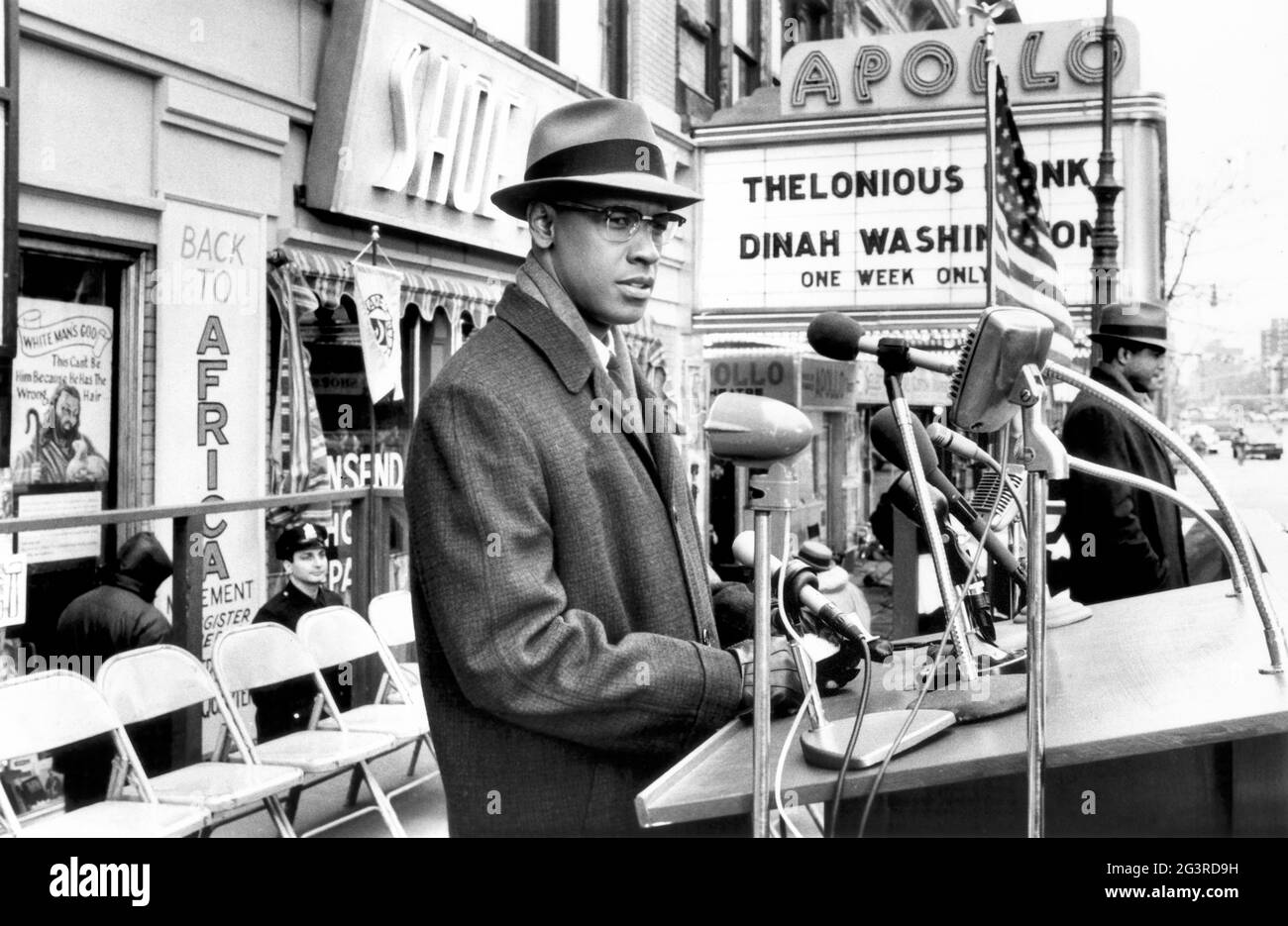 Denzel Washington, Portrait en demi-longueur, sur le tournage du film, 'Melcolm X', Warner Bros., 1992 Banque D'Images