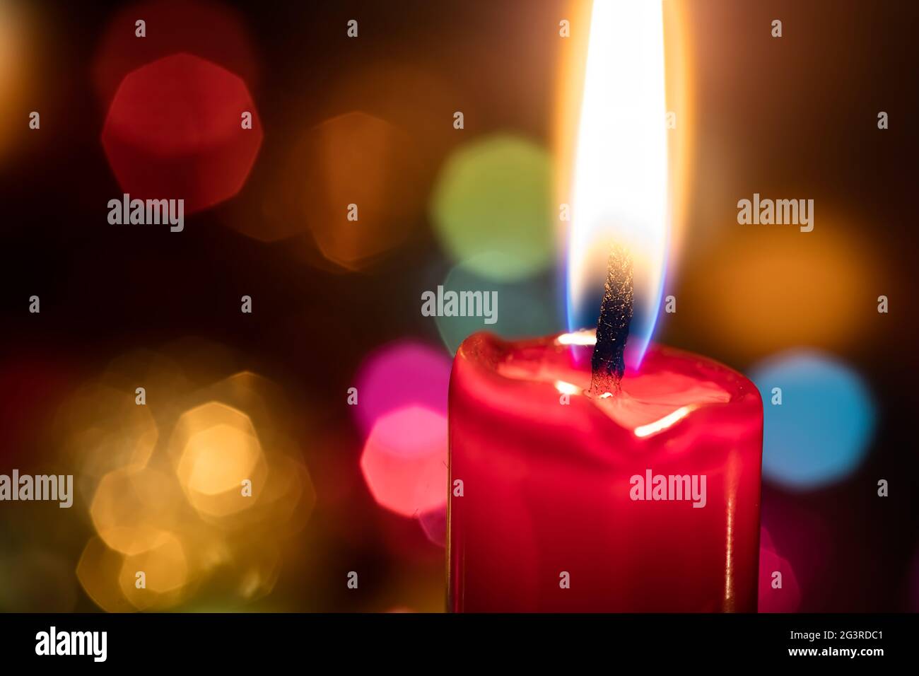 AVENT lumière de noël bougie lumineuse avec bokeh Backgrpund lumière de noël, flamme de bougie, bougie allumée Banque D'Images