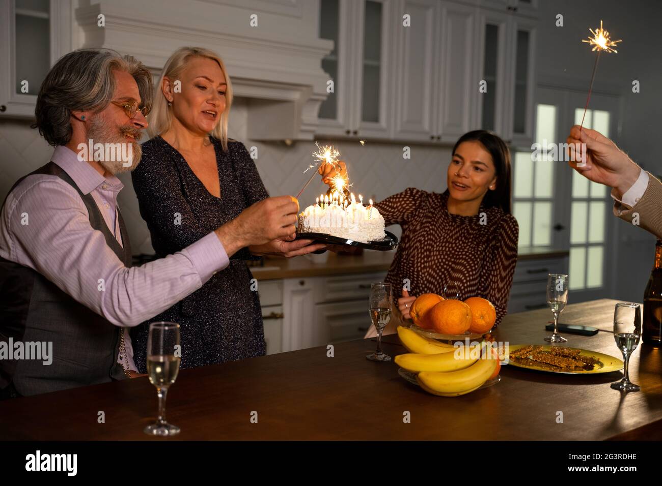 Champagne Gateau D Anniversaire Bougies Banque D Image Et Photos Alamy Champagne Gateau D Anniversaire Bougies Banque D Image Et Photos Alamy