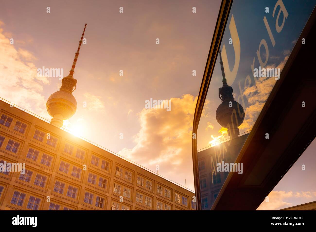 Berlin Alexanderplatz, sortie de métro, tour de télévision, transports en commun, entrée, soir, après-midi Banque D'Images