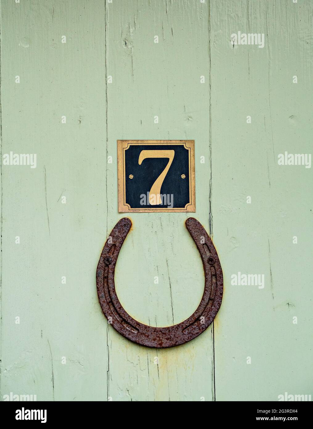 Porte de rue, porte du porte-bonheur, fer à cheval et porte-bonheur numéro  sept Photo Stock - Alamy