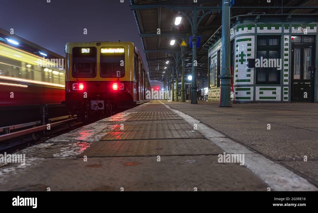 Berlin S-Bahn tôt le matin, heure de pointe, transports en commun Banque D'Images