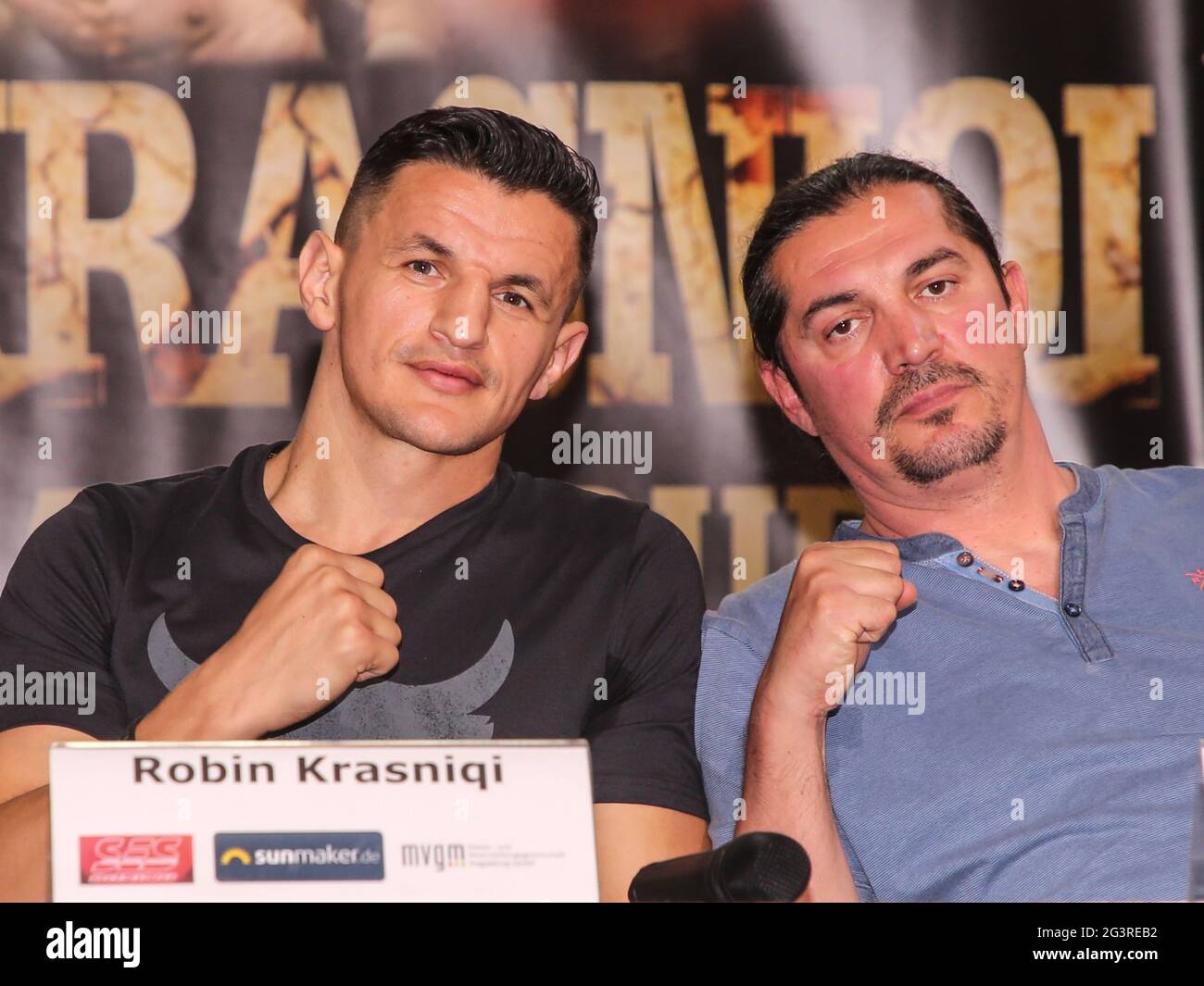 Ses Boxing professionnel léger boxeur poids lourd Robin Krasniqi avec  entraîneur de boxe Magomed Schaburow Photo Stock - Alamy