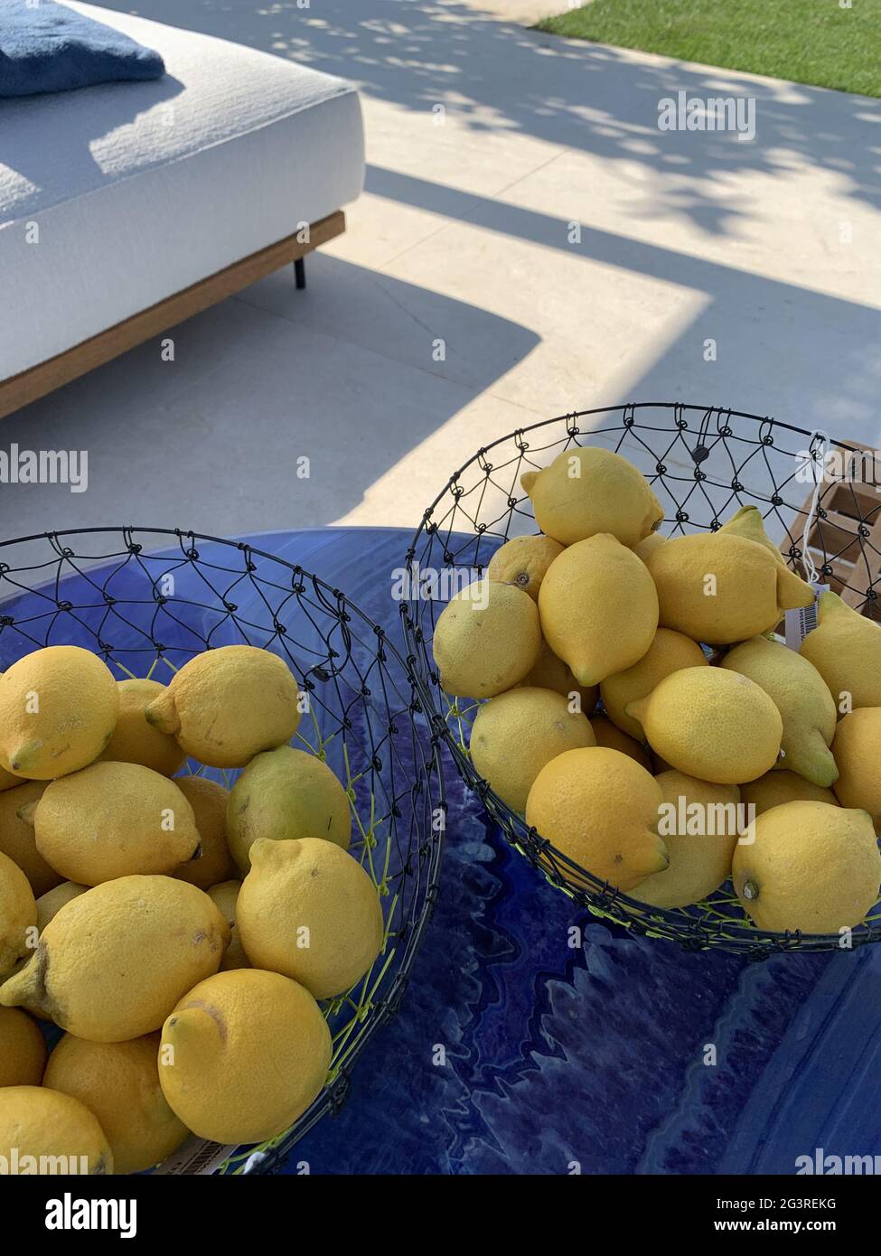 Photo à grand angle de paniers remplis de citrons frais sur une table Banque D'Images