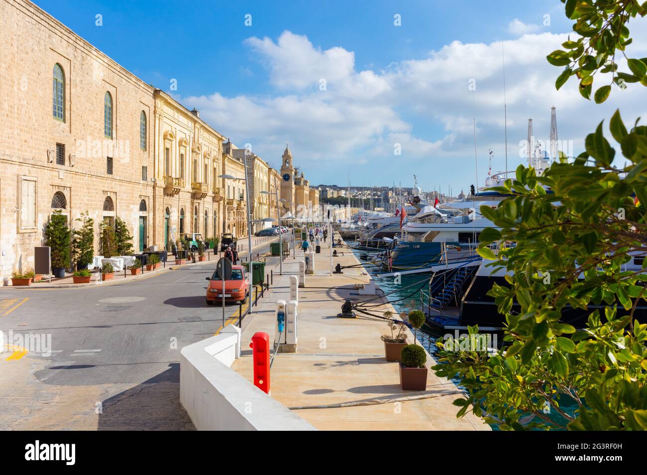 Malta Birgu Vittoriosa Marina Port Docks Yacht en bord de mer, tour d'horloge de la marina, musée naval Banque D'Images