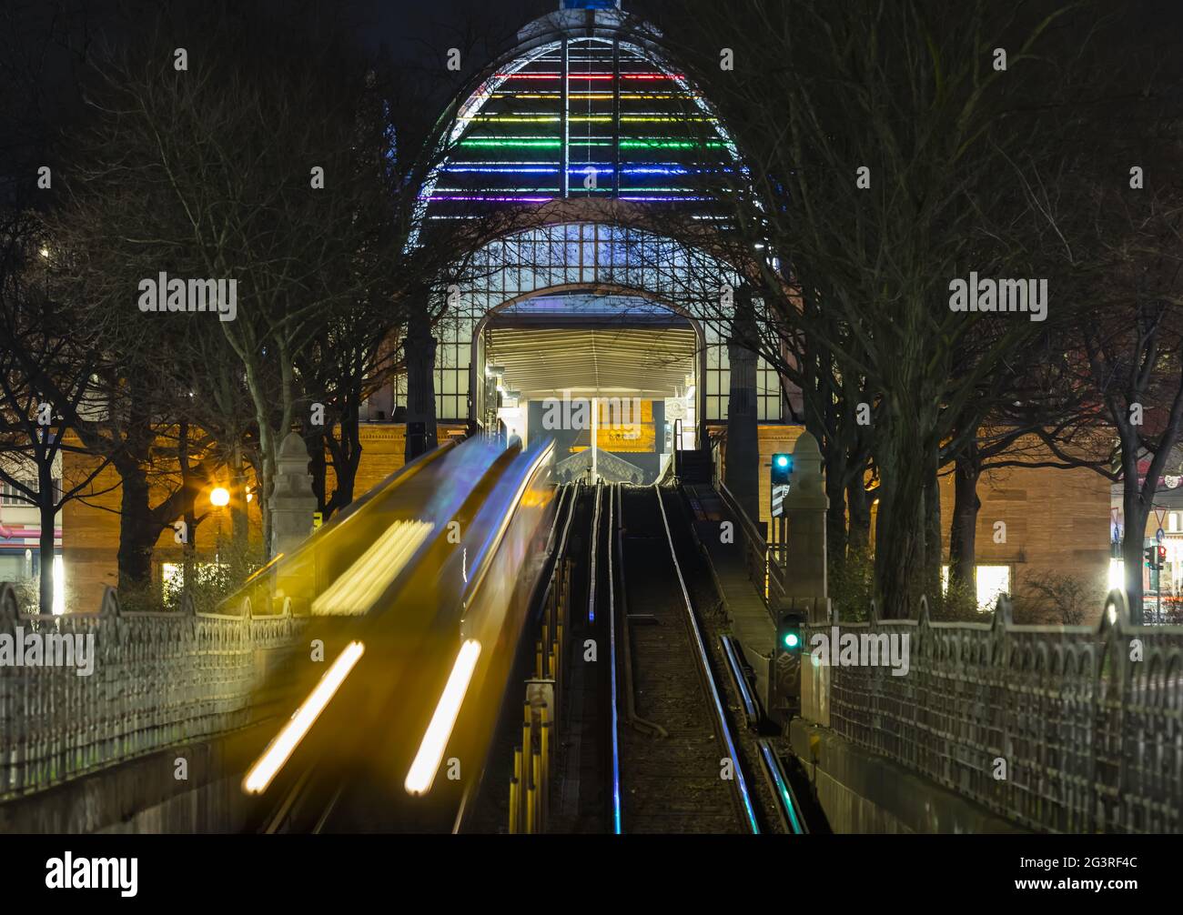 Berlin Nollendorfplatz station de métro, train rapide la nuit, circulation de Berlin, Berlin la nuit Banque D'Images