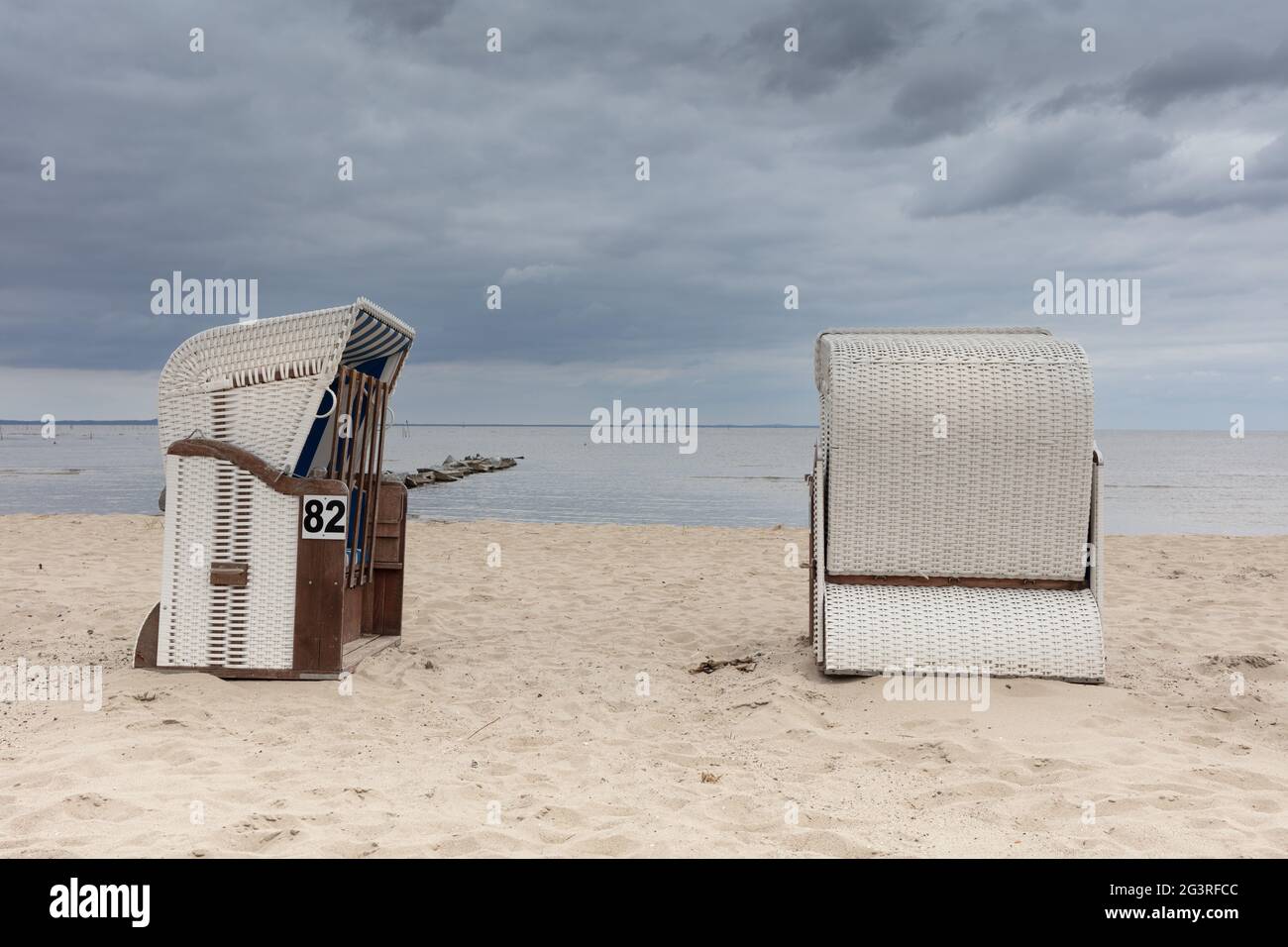 Chaises de plage vides, ciel sombre - crise touristique - clients manquants en Allemagne, réservations manquantes... Banque D'Images