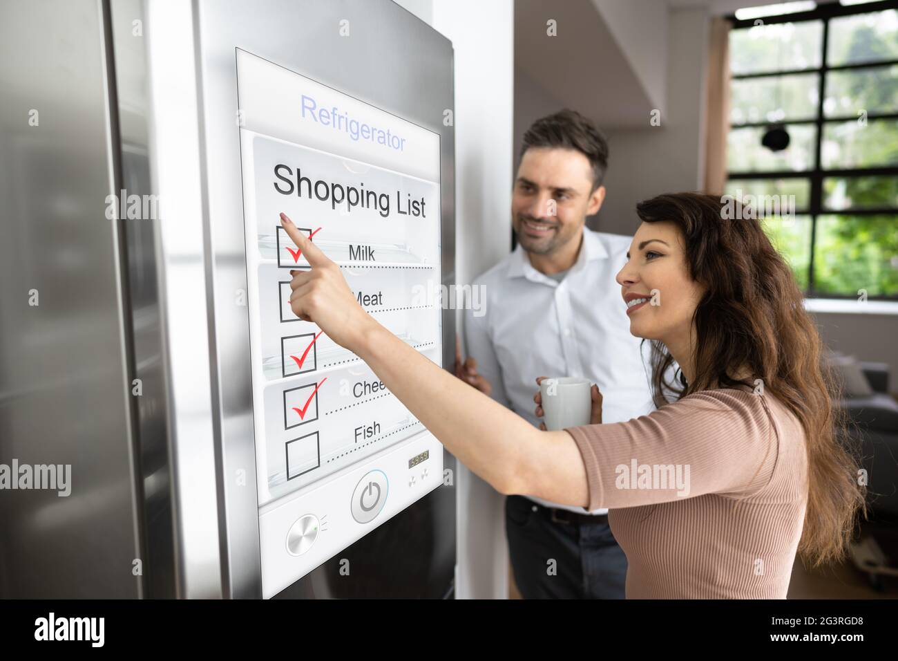 Couple achetant un réfrigérateur intelligent avec crédit de prêt à la consommation Banque D'Images