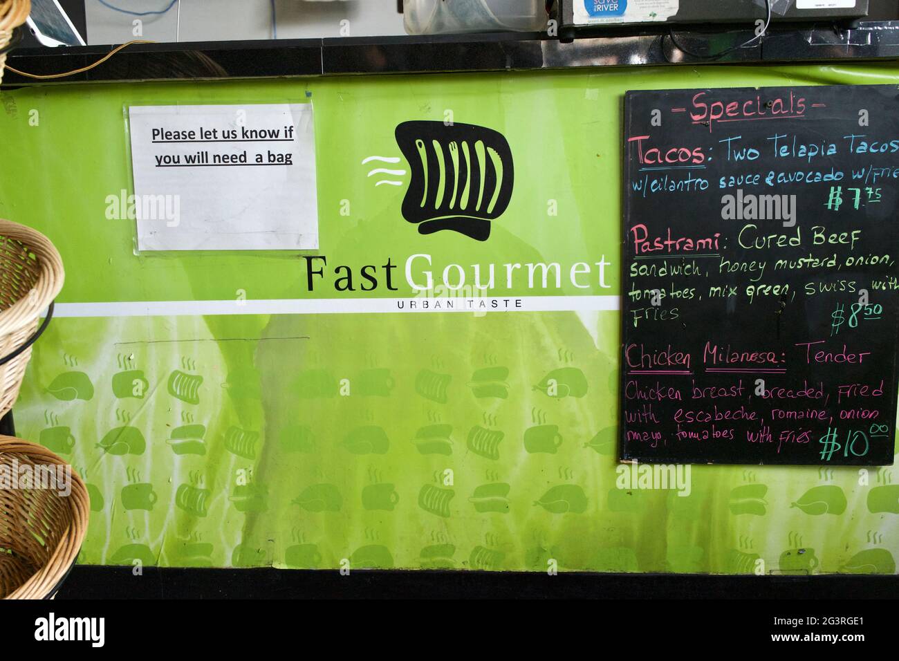 Fast Gourmet Sandwich Shop à Washington, DC est situé dans une station-service de Valero. Excellente cuisine latino-américaine, sandwichs et hamburgers. Banque D'Images