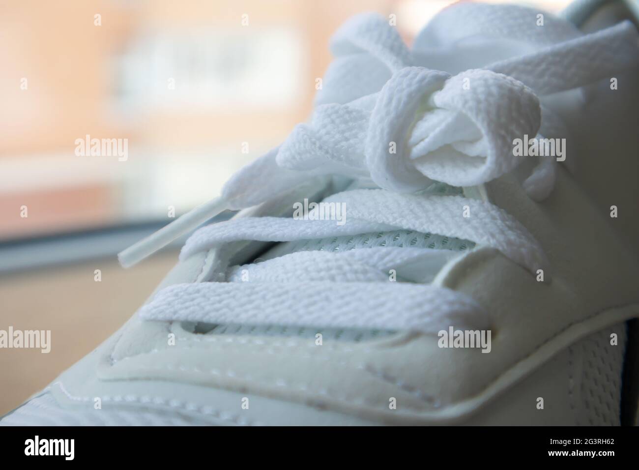 Baskets de sport blanches à lacets. Les lacets blancs sont attachés en gros  plan. Arrière-plan flou. Concept sportif. Rivet métallique pour chaussures  en tant que détail ou élément. F Photo Stock -