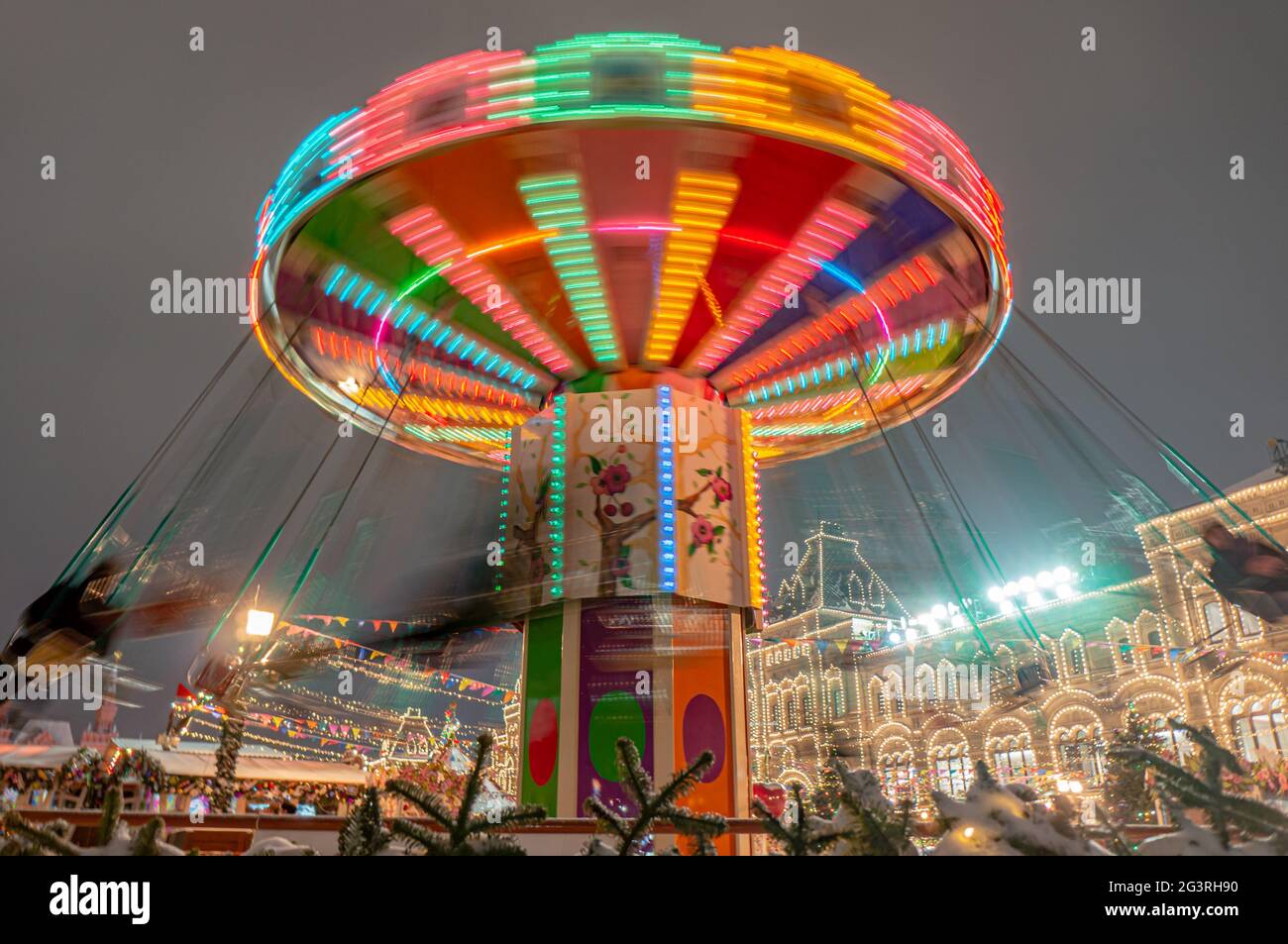 Moscou, Russie, 28 janvier 2020 : marché de Noël avec arbre du nouvel an et cheval de carrousel rétro sur la place Rouge, entre LA GOMME et le Kr Banque D'Images