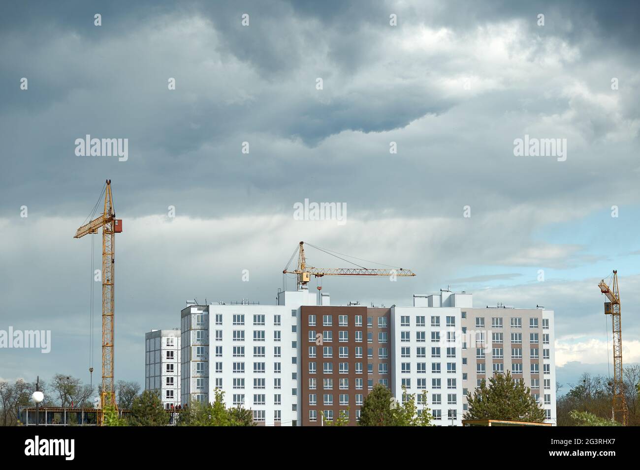 Construction d'un bâtiment de plusieurs étages. Bâtiment moderne en hauteur. Quartier résidentiel. Des grues construisent des bâtiments à plusieurs étages. Photo de haute qualité Banque D'Images