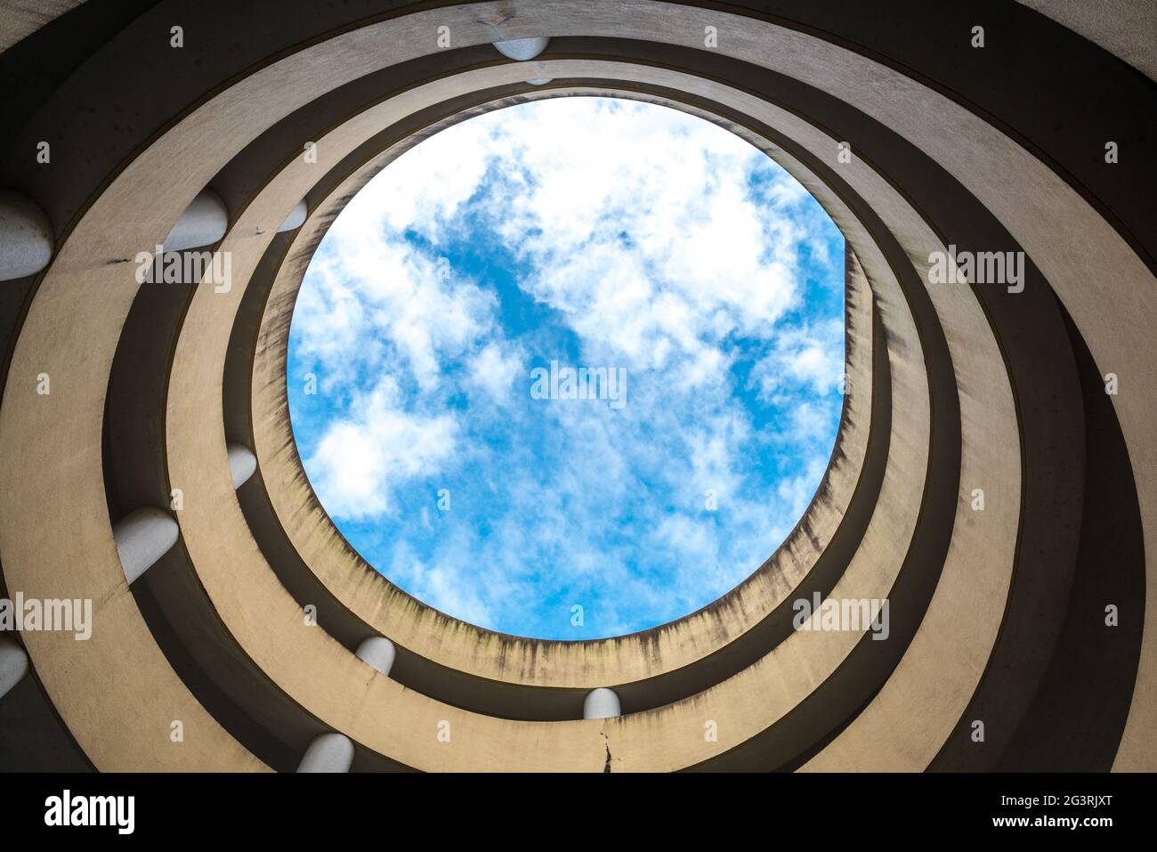 Vue dans le ciel sur une allée d'une rampe en spirale dans un garage à Kuching Banque D'Images