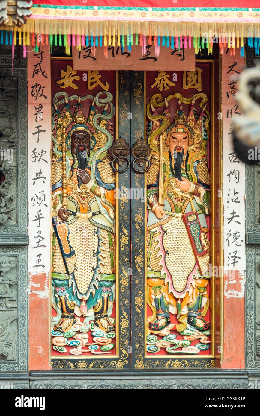 Porte d'entrée du temple de Hong San si, dans le quartier chinois de Kuching, décorée de chiffres chinois Banque D'Images