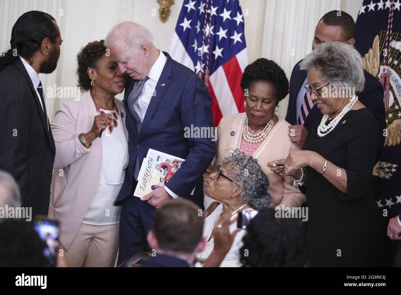 Washington, États-Unis. 17 juin 2021. Le président Joe Biden s'entretient avec la Représentante Barbara Lee, D-CA, après avoir signé la dix-septième loi sur la Journée nationale de l'indépendance dans la salle est de la Maison Blanche à Washington, DC, le jeudi 17 juin 2021. Photo de piscine par Oliver Contreras/UPI crédit: UPI/Alay Live News Banque D'Images