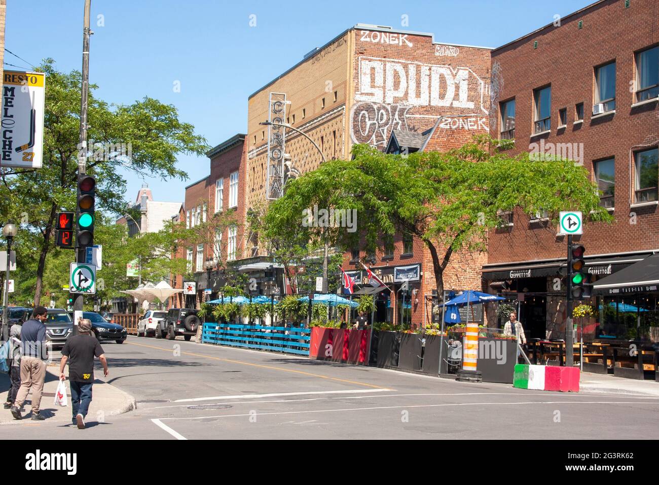 Le patio du Burgundy Lion Pub et d'autres restaurants sur la rue notre-Dame, dans le quartier de la petite Bourgogne à Montréal Banque D'Images