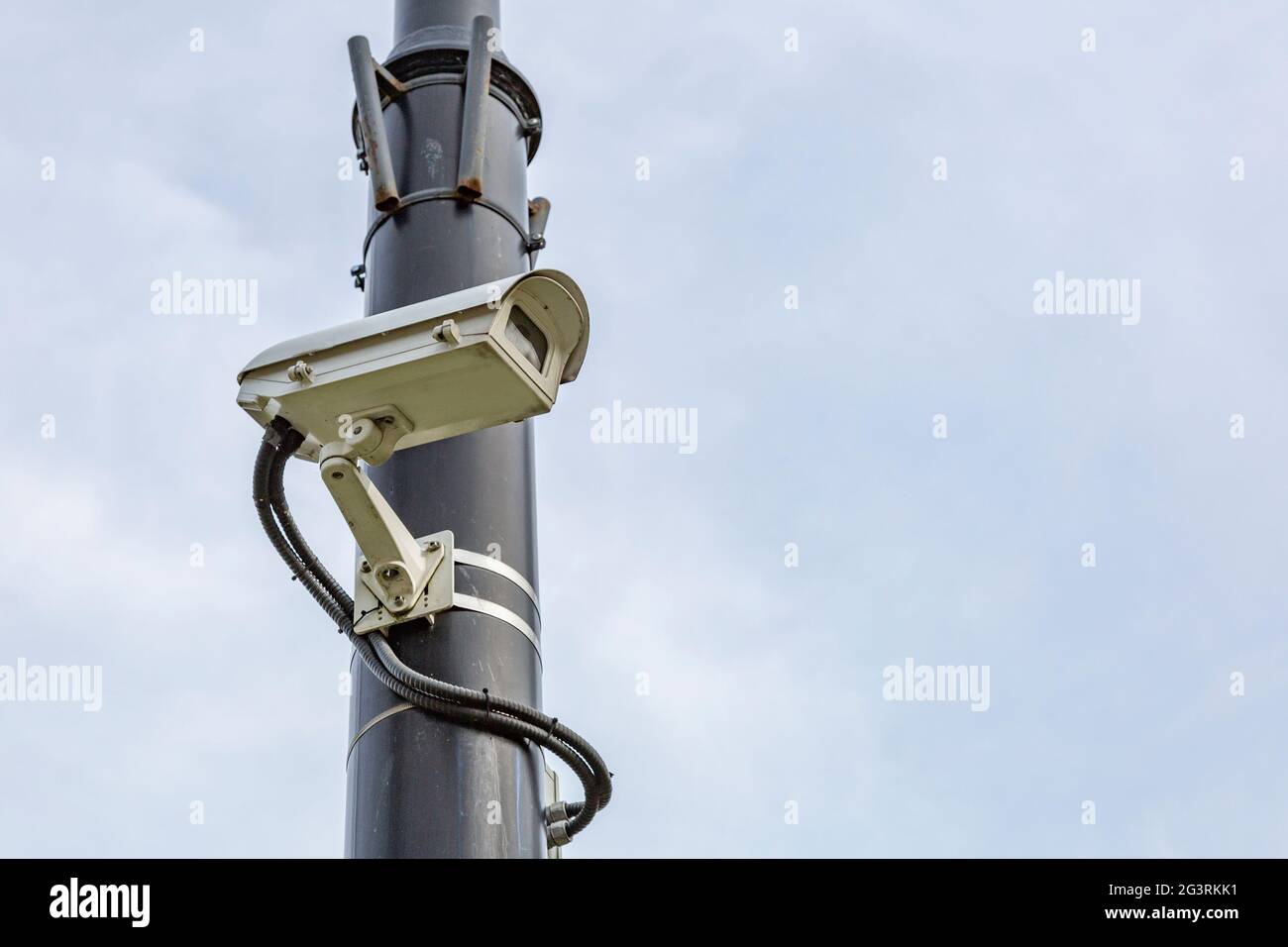 Petite caméra de sécurité extérieure sur un lampadaire Banque D'Images