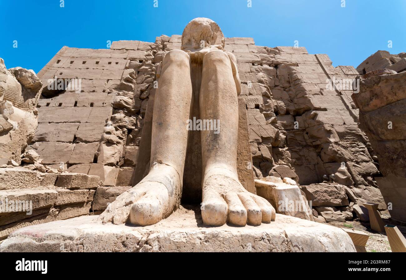 Pieds d'une ancienne statue de Pharaon dans le temple de Karnak à Louxor en Égypte Banque D'Images