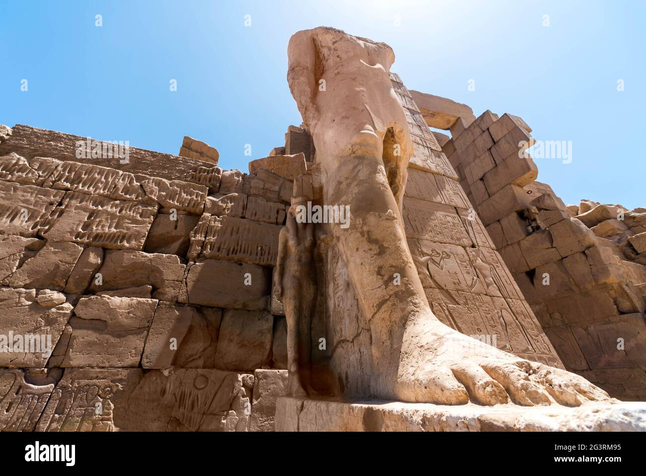 Pieds d'une ancienne statue de Pharaon dans le temple de Karnak à Louxor en Égypte Banque D'Images