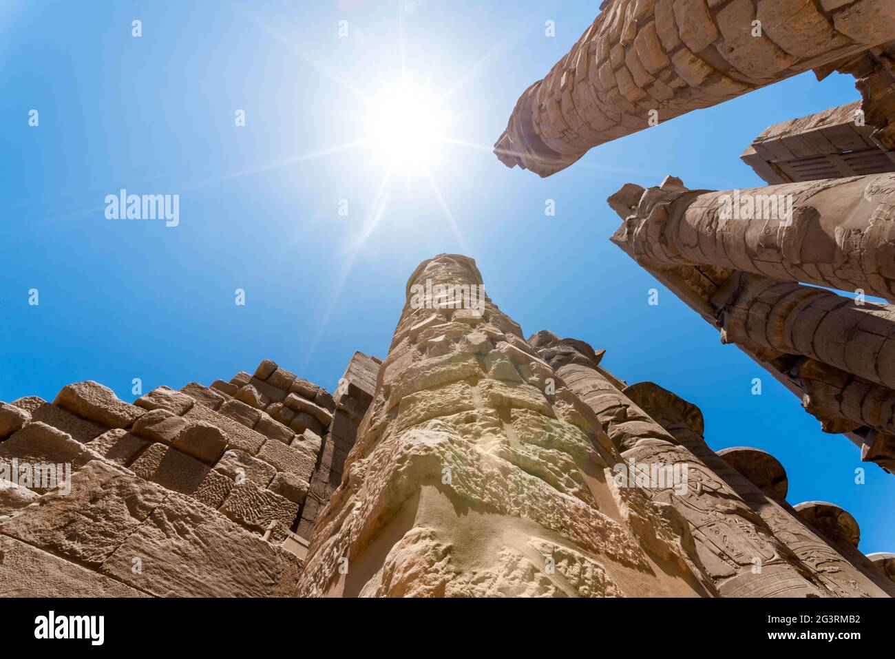 colonnes anciennes dans un temple de karnak à louxor en égypte Banque D'Images