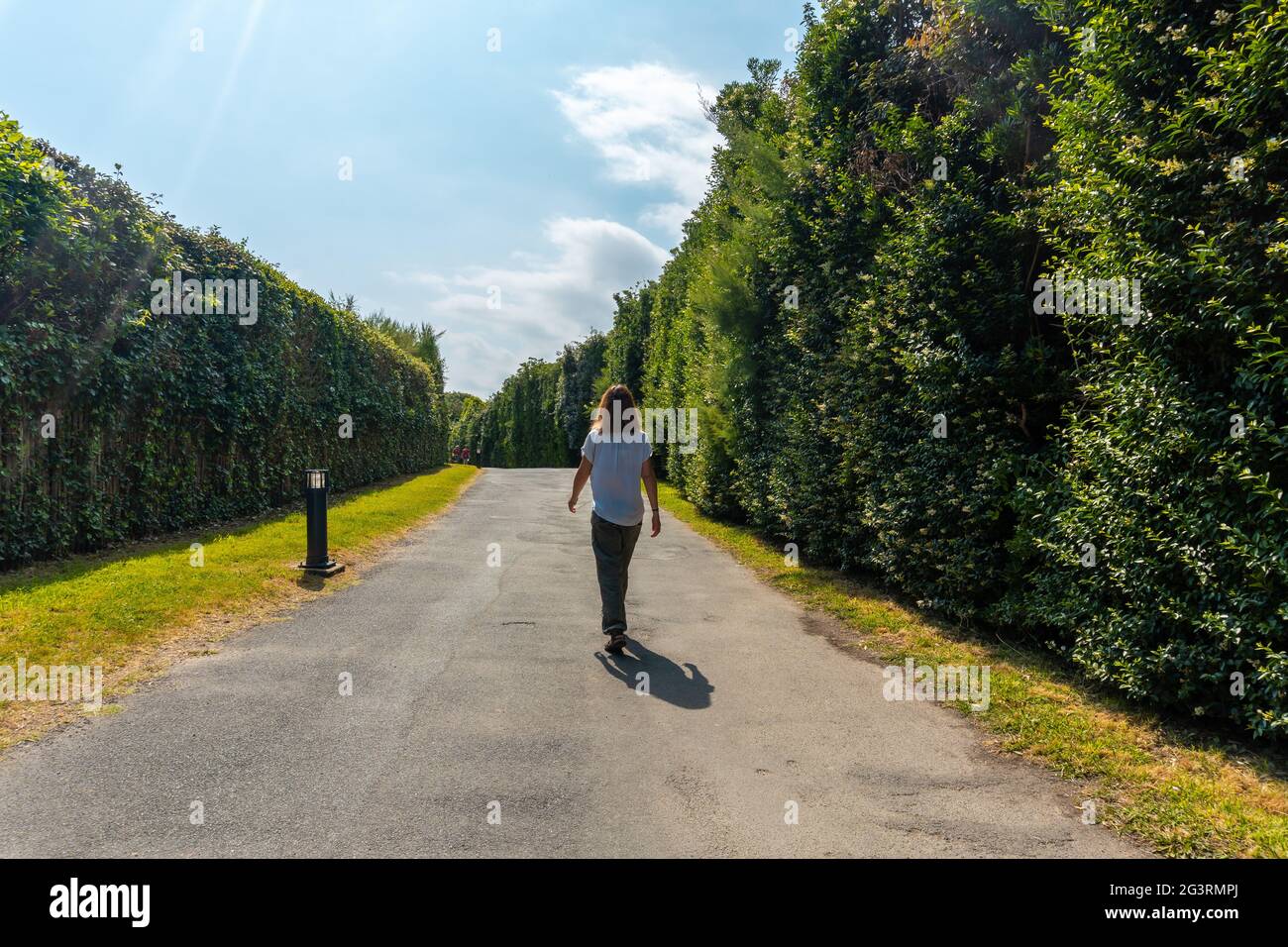 Jeune femme marchant dans le parc naturel de Saint Jean de Luz Banque D'Images