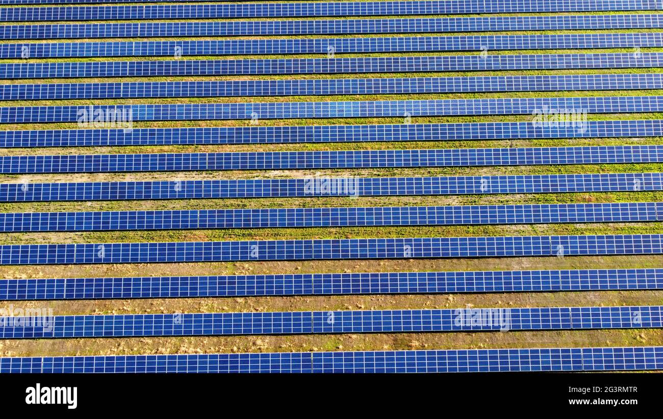 Vol aérien avec vue sur drone au-dessus des panneaux de la station d'énergie solaire. Banque D'Images