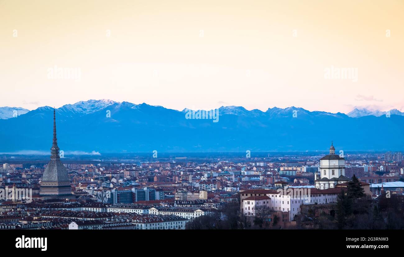 Vue panoramique de Turin au coucher du soleil avec les Alpes en arrière-plan Banque D'Images