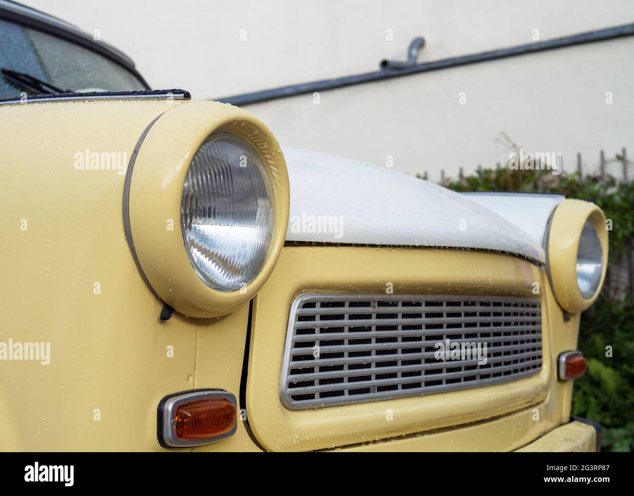 Vieille voiture avec des gouttes d'eau sur le pare-brise Banque D'Images Vieille voiture avec des gouttes d'eau sur le pare-brise Banque D'Images