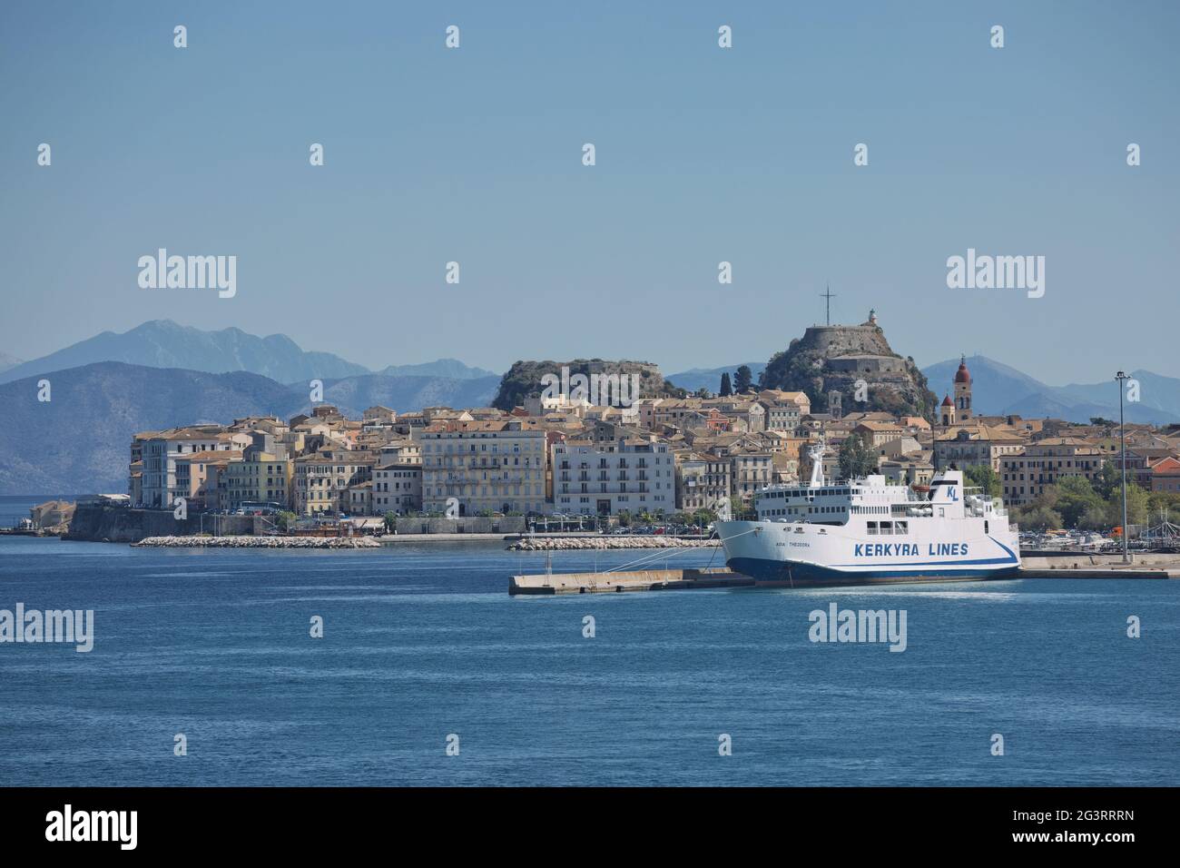 Kerkyra lignes ferry et centre historique de l'île de Corfou en Grèce Banque D'Images