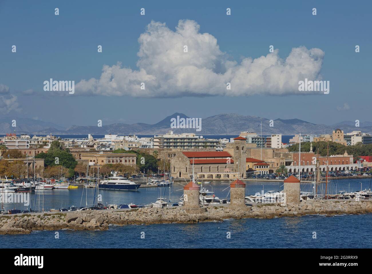 Porte marine et fortifications de la vieille ville de Rhodes, vue du port de Mandraki, Rhodes, Banque D'Images