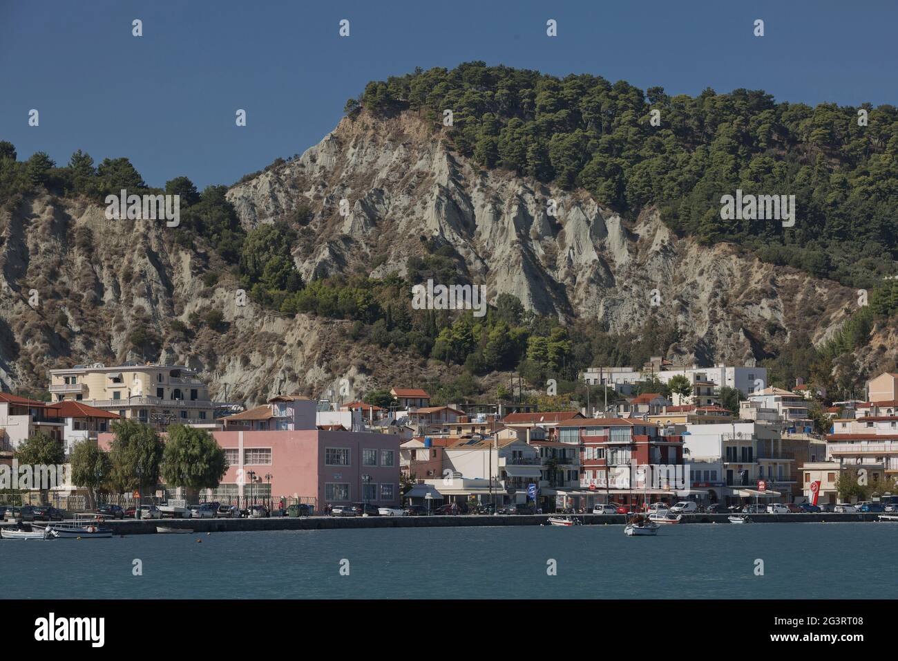 Vue panoramique d'une belle destination estivale et port sur l'île de Zakynthos en Grèce Banque D'Images