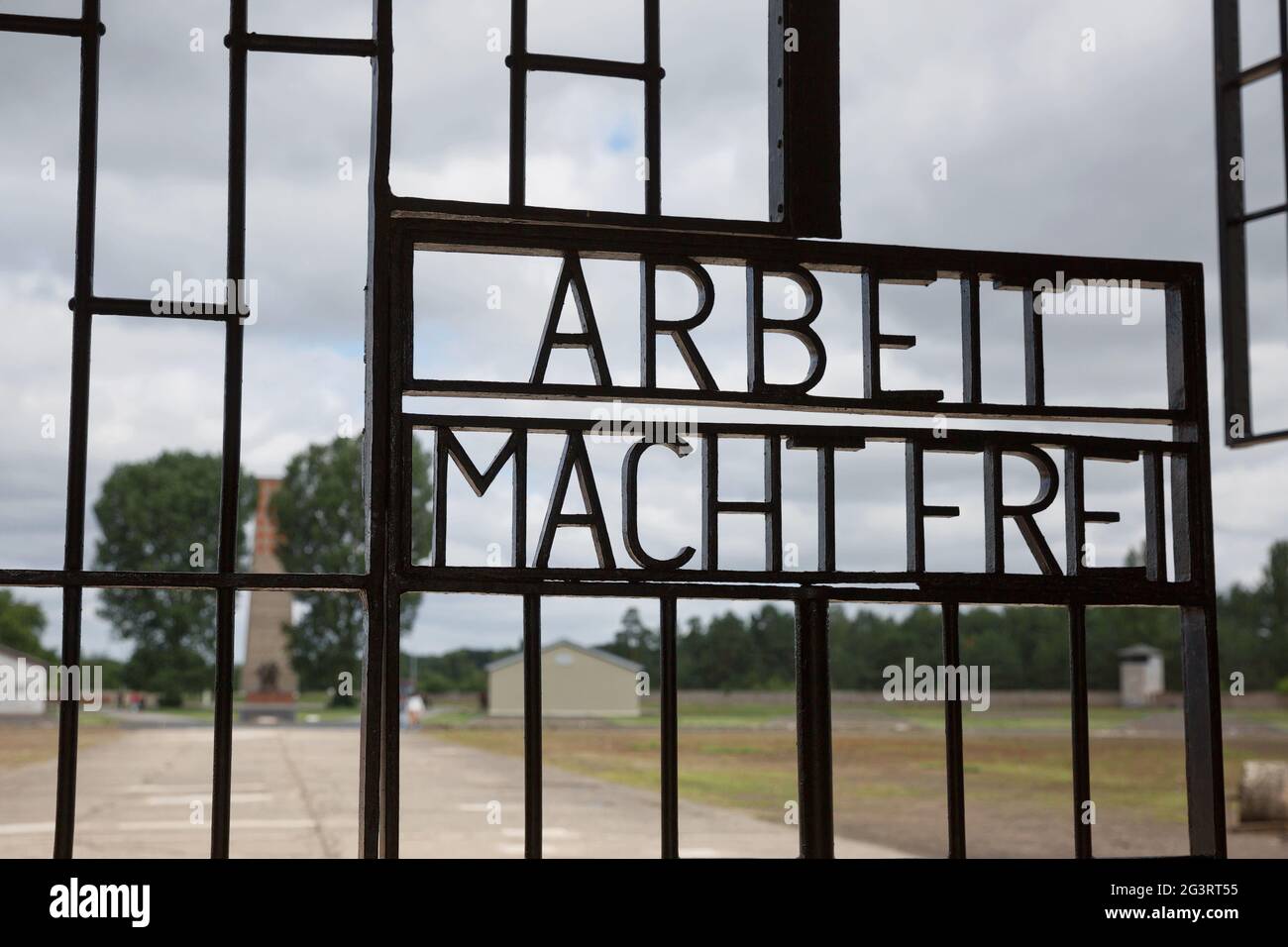 Entrée du camp de concentration nazi de Sachsenhausen-Oranienburg. Arbeit macht frei phrase allemande, le travail vous libère. Une fausse proéminent Banque D'Images