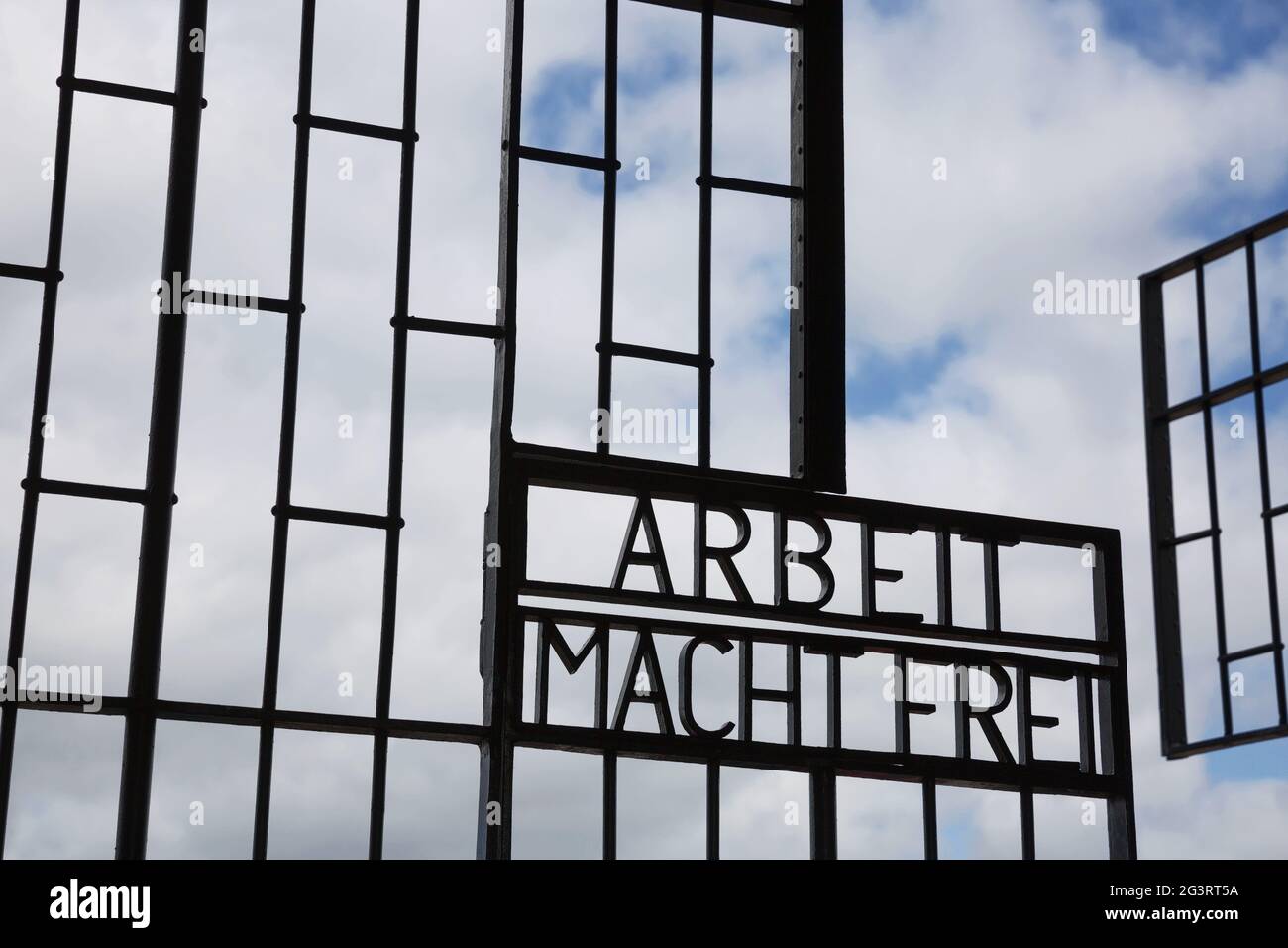 Entrée du camp de concentration nazi de Sachsenhausen-Oranienburg. Arbeit macht frei phrase allemande, le travail vous libère. Une fausse proéminent Banque D'Images
