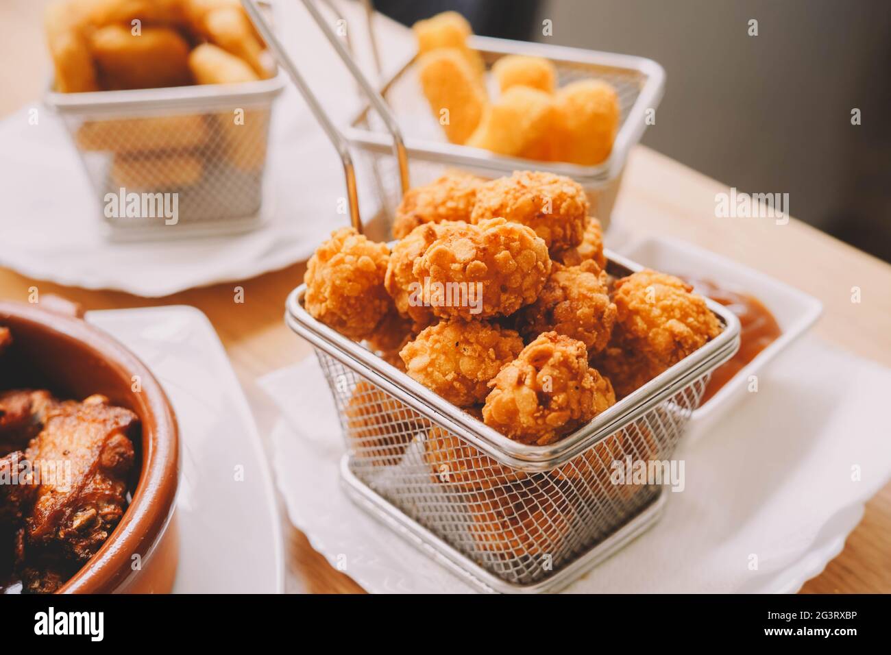 Ration de boules farcies de fromage et de poulet Banque D'Images