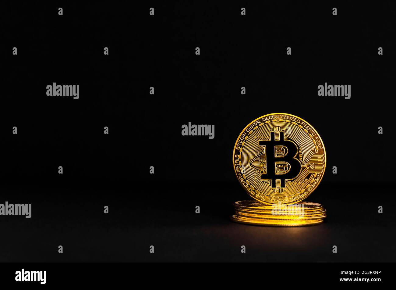 Bitcoin BTC crypto monnaie pièces d'or sur fond noir, nouveau concept de monnaie virtuelle. Technologie minière ou blockchain Banque D'Images