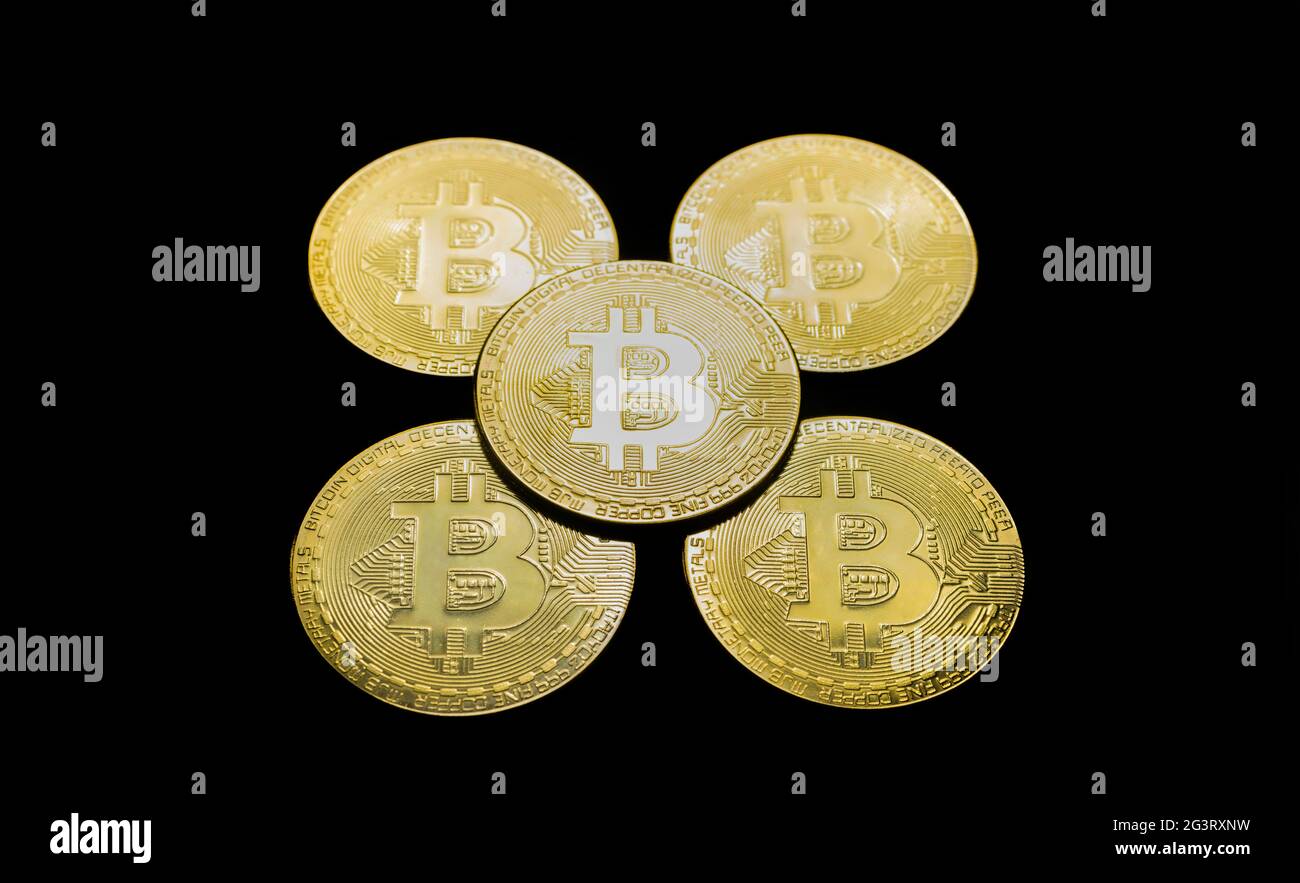 Bitcoin BTC crypto monnaie pièces d'or sur fond noir, nouveau concept de monnaie virtuelle. Technologie minière ou blockchain Banque D'Images