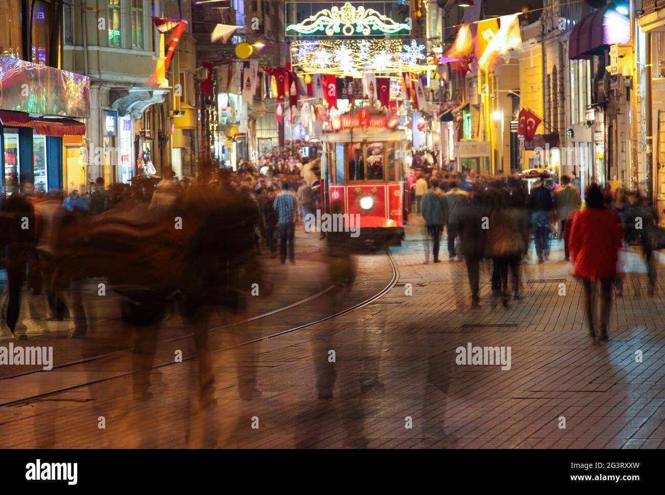 Personnes sur la rue Istiklal la nuit Banque D'Images