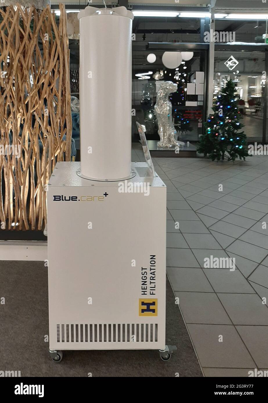 Filtre à air mobile technique dans un magasin, mesure de protection corona, Allemagne Banque D'Images