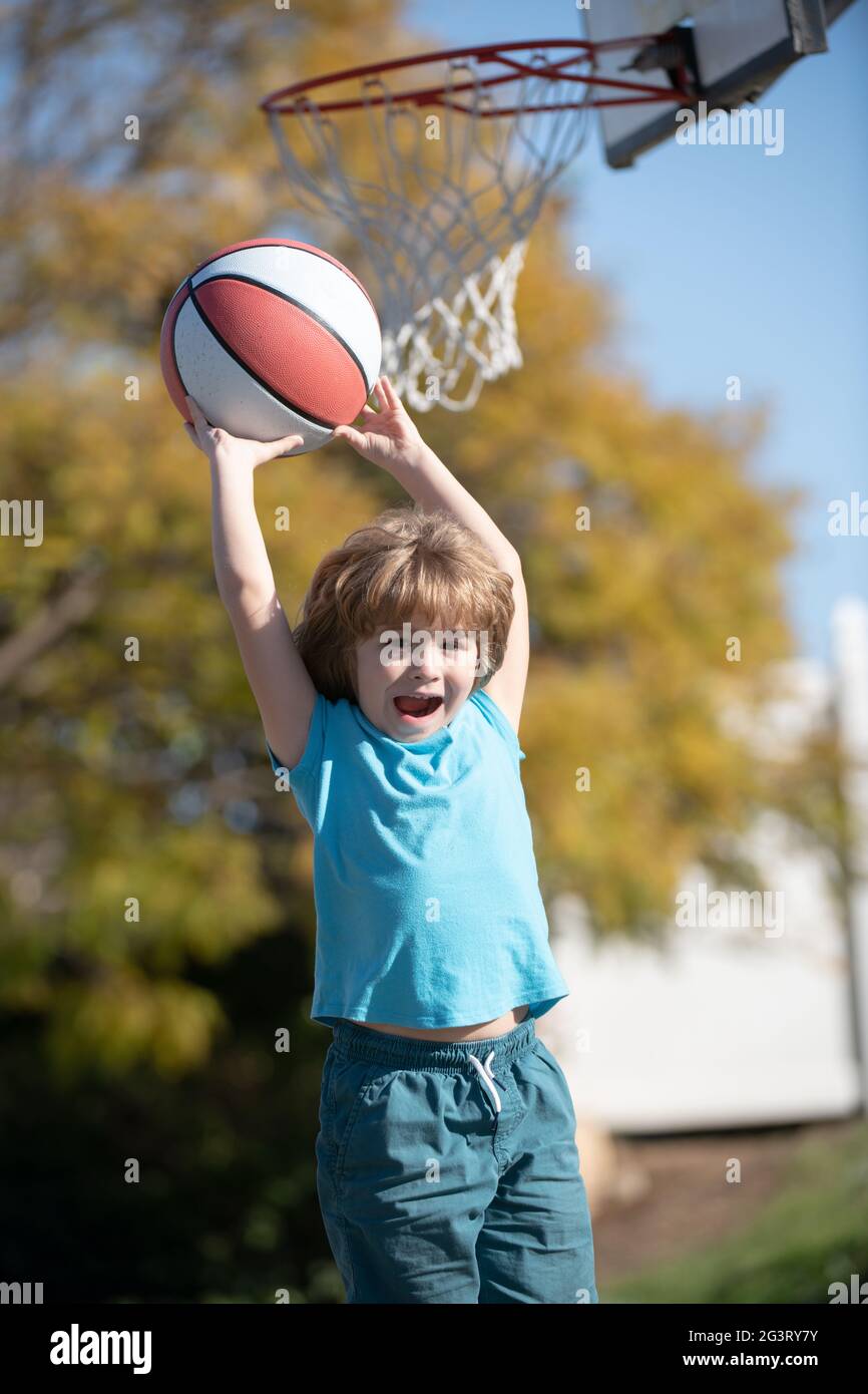 Enfant jouant au basket-ball avec le ballon de basket. Un mode de vie actif  pour les enfants Photo Stock - Alamy
