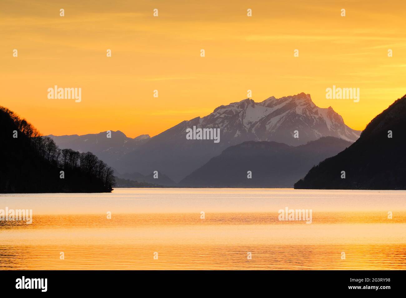 lac avec paysage de montagne, vue de Brunnen sur le lac de Lucerne au coucher du soleil, Mont Pilatus en arrière-plan, Suisse Banque D'Images